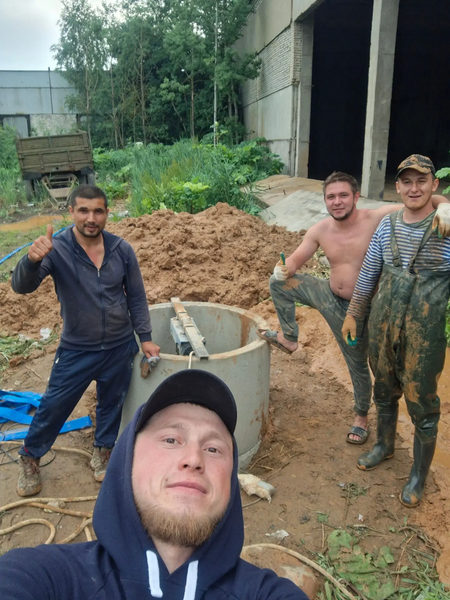 Бригада у готового колодца
